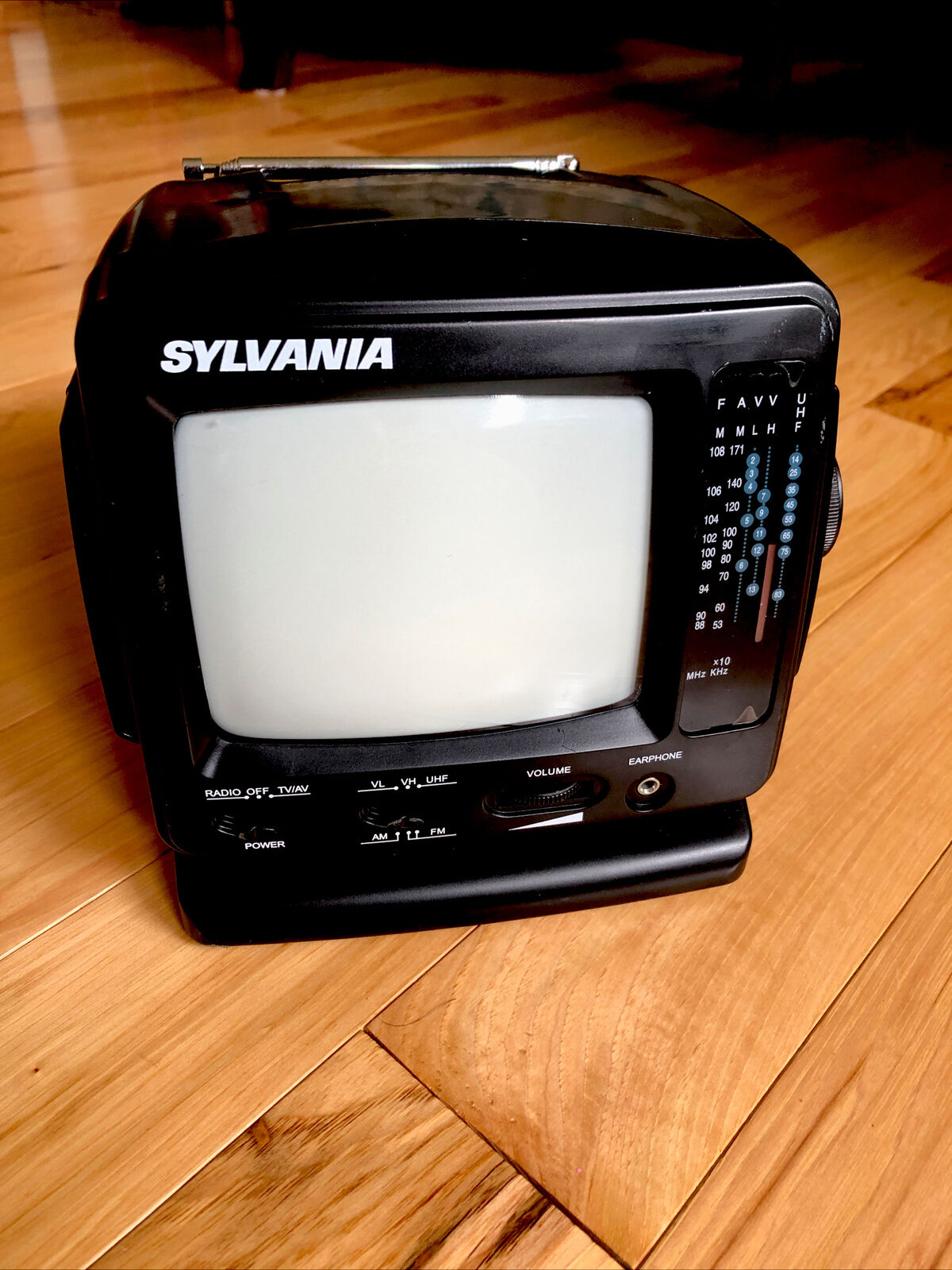 VINTAGE Sylvania Portable TV w/ AM/FM Radio SRT068GA WORKS Black